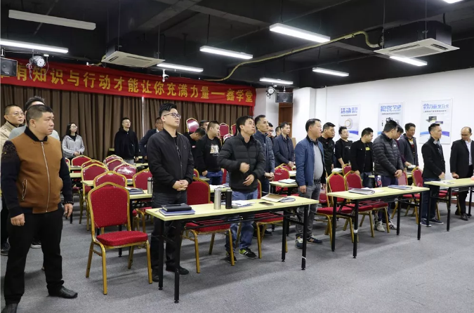 郎瑪瓷磚學(xué)習(xí)交流會(huì)暨11月份總結(jié)表彰大會(huì)